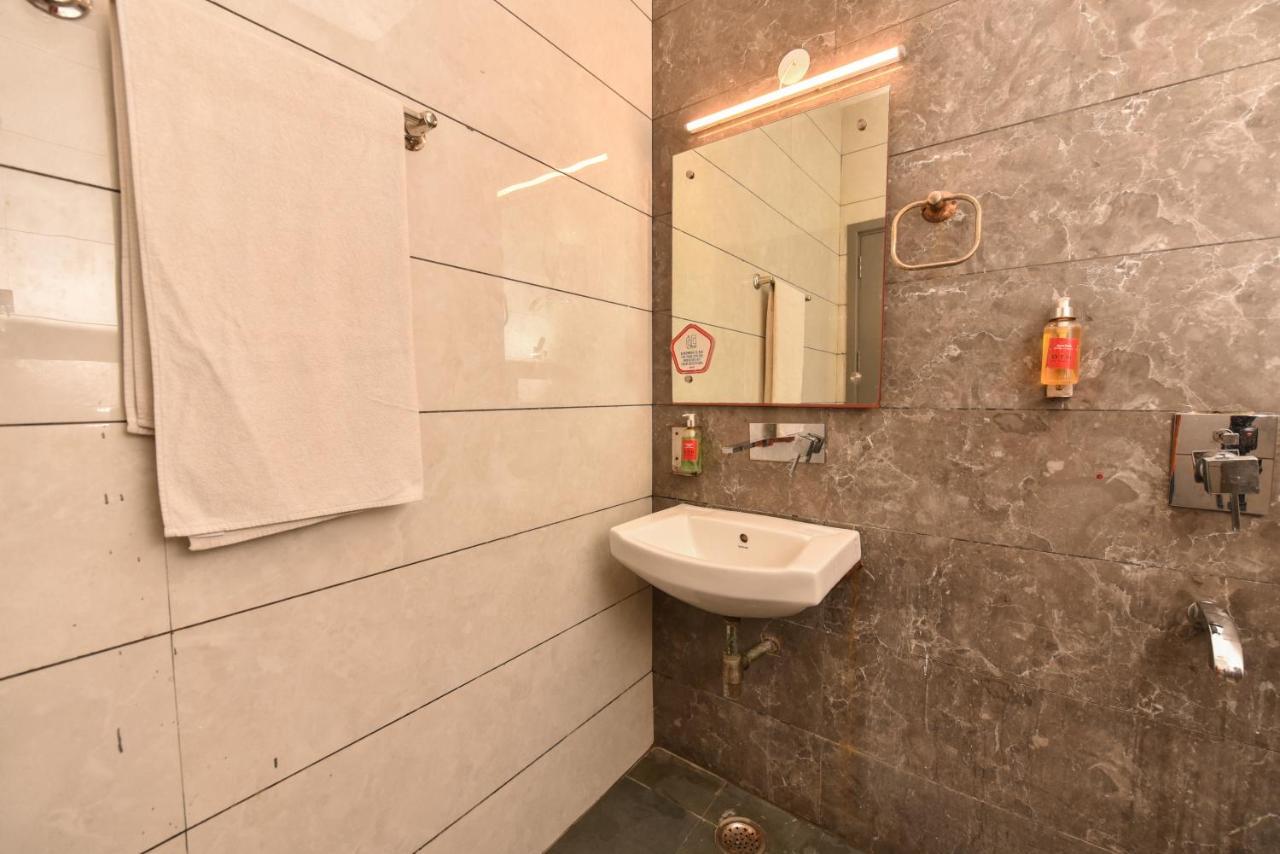 Hotel Red Saffron ニューデリー エクステリア 写真